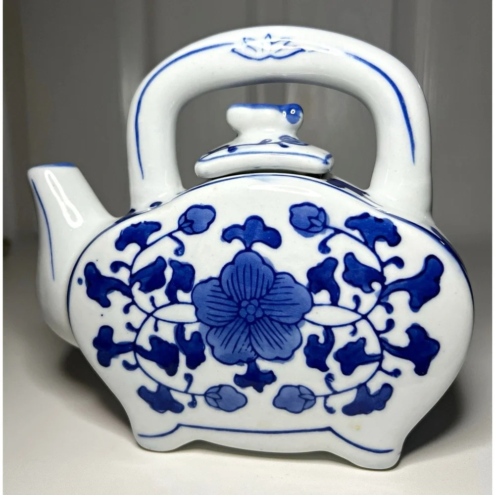 Vtg Chinoiserie Asian Oriental Blue and White Floral Ceramic Porcelain Teapot 6